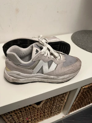 New Balance - Säljer nu mina New Balance jag använt ca 10 gånger. Skorna är smutsiga på bild men går lätt att skrubba väck.