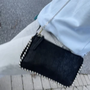 Zara väska  - FRI FRAKT IDAG OCH IMORGON Fin zara väska som köptes för ungefär ett år sen. Har slitits i färgen lite på baksidan och på metallen (skicka privat för bilder). Du föreslår pris+ frakt. 