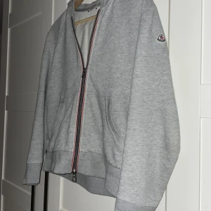 Moncler Hoodie - Moncler maglia, storlek m barn passar xs/s. Finns inte att köpa i butik. Skriv för men bilder eller information. Hoodien är såklart äkta. Skick9/10 