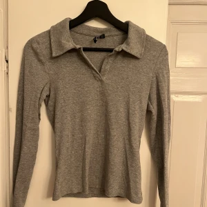 Grå basic tröja - Grå basic tröja från Vero Moda som är använd fåtal gånger och är i princip i nyskick 🫶🏼köparen står för fraktkostnaden! 