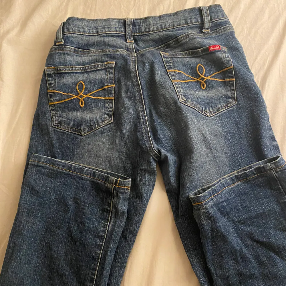 Ett par snygga low waist (straight leg) blå jeans. Bra skick inga hål men fick ganska synliga tänder vid låren. Jeans & Byxor.