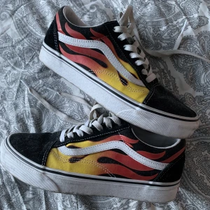 Vans old skool - Storlek 38,5 Ingen Og box men skickar i annan Vans box. Skick 8/10