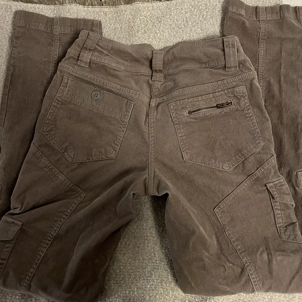 Vintage hm Bruna cargo byxor, dem är flare nedtill skit coola men kmr tyvärr inte till andvändning, står ej för frakt . Jeans & Byxor.