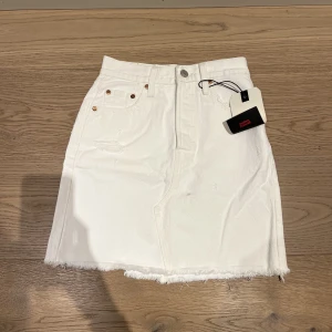 Levis kjol - En vit äkta Levis kjol som jag aldrig använt. Lappen är kvar och säljer den på grund av att jag inte fått nån andvändning för den. Den är även väldigt stor i storlek