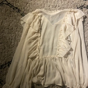Genomskinlig blus - Super snygg bege färgad blus ifrån VILA aldrig använts då den bara inte kommit till användning. Absolut inga defekter och prislapp kvar. Köptes för 500 kr❤️säljs ej längre