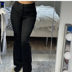 Bikbok kostymbyxor  - Snygga populära kostymbyxor från bikbok i strl 34, säljer då de är försmå för mig. En defekt finns på själva saken man knäpper dragkedjan mer, skriv privat för bild på det (de går att knäppa som normalt).  