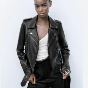 Skinnjacka - Skinnjacka från zara (inte äkta läder), passar xs-s😇