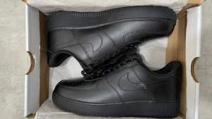 Nike air force 1 svart färg. Storlek 42 