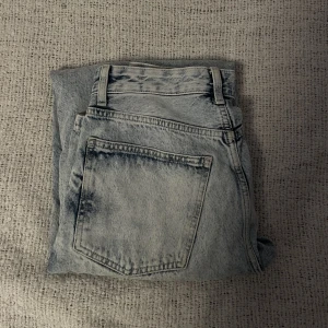 Baggy ljusblåa jeans - Dessa är köpta från zalando för 359kr. Kvaliteten är bra men den är för stor vid midjan för mig. Dessa är från män avdelningen men kan användas av båda könen.
