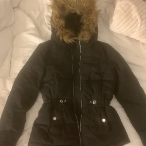 Vinterjacka - Jag säljer denna fina vinter jacka i storlek Xs, köpt på hm💕