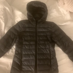 Vår jacka - Jag säljer en vårjacka i storlek Xs från Cubus. Har använt den ett antal gånger men är i fint skick💕