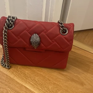 Röd kurt geiger väska - Röd liten kurt geiger väska, haft i några månader, bra skick, några få defekter men ingen tydlig.❤️