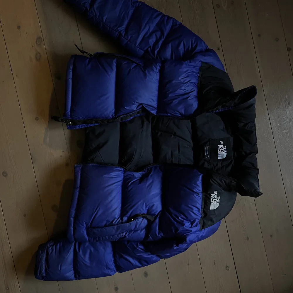 Blå North Face Nuptse jacka i otroligt gott skick! Inget slitage! Den är i storlek S😇👍. Jackor.