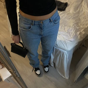 JEANS 👖  - Säljer dessa skitsnygga perfect jeans från Ginatricot!! Strl: 42/L 💙De är bra i längden på mig och jag är ca 175cm 📌köparen står för frakten📌