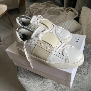 Valentino skor  - Riktigt snygg färg på valentino skorna. Bra skick. 