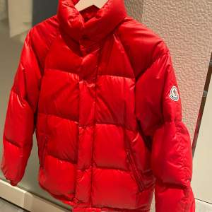 Väldigt fin röd moncler jacka Från sent 90 tal 