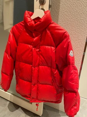 Röd Vintage Moncler jacka - Väldigt fin röd moncler jacka Från sent 90 tal 