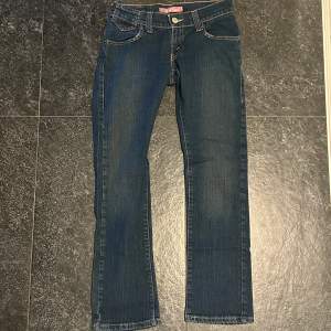 Levis Jeans från Beyond Retro (London) low waist, straight fit. Super fräscha men är tyvärr lite små för mig, därför säljer jag dem. Storlek: 5 M (engelsk storlek)  Köpte dem i en hög prisklass och är vintage, därav priset. Köparen står för frakten,💕