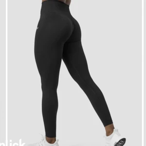 Iciw define seamless scrunch tights - Säljer dessa tights som jag köpt helt nya från en tjej på Plick, varken hon eller jag har använt dem. Jag gjorde en chansning och köpte dem i storlek s (är oftast en xs) och tyckte inte att dem satt så bra på mig och därför säljer jag dem! 