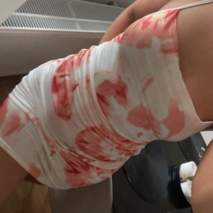 Klänning - Klänning med öppen rygg, aldrig använd