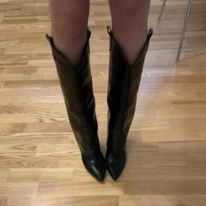 Svarta stövlar - Säljer mina svarta skitsnygga stövlar i nyskick då dem tyvärr inte kommit till användning. Dem är i storlek 39 men skulle absolut kunna passa någon som har 38. Endast provade en gång💗💗