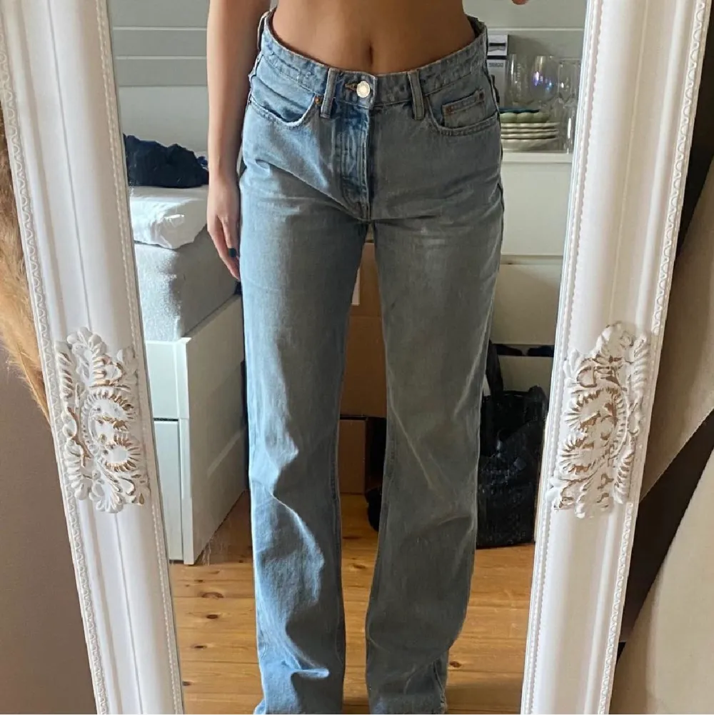 Mid Rise jeans från zara i storlek 36. Jeans & Byxor.