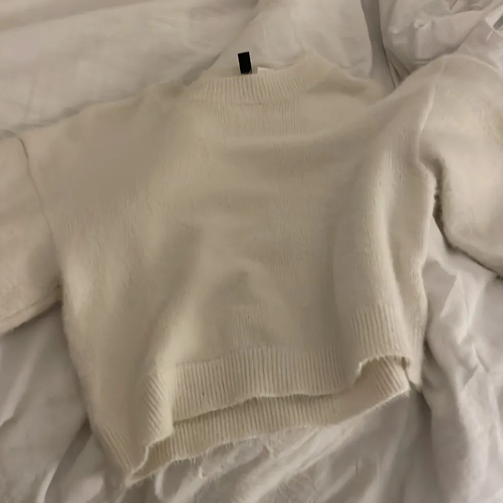 Stickad Tröja från hm divided, säljer pga att den e för kort för mig. Köpt för en månad sen eller två och använt fåtal gånger. Köparen står för frakten, 90kr + frakt 💗kolla mina andra annonser innan du köper, för intresse klicka kontakta DEN ÄR CRÉME VIT. Neuleet.