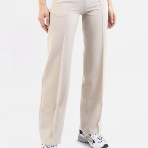 Kostymbyxor - Populära kostymbyxor från Madlady som knappt går att köpa längre för att lagret alltid är slut. Beigea och väldigt fina till våren. Har inte använt så mycket så skicket är superfint.