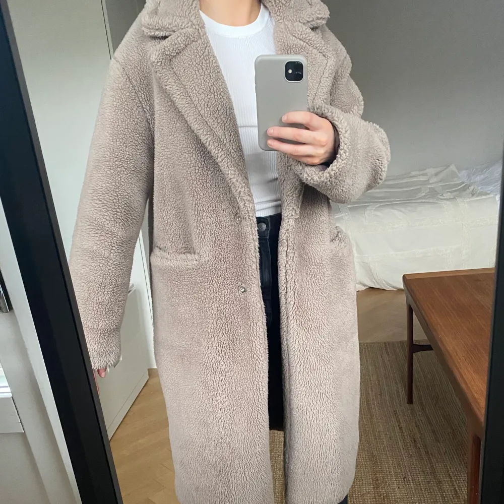 Teddyjacka/kappa i en greyish nyans. Varm gråbeige. Primark. Strl. 38. . Takit.
