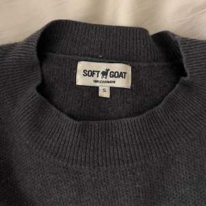 Jättemysig stickad tröja från soft goat i strl S herrmodell men passar mig som har har XS/S i vanliga fall. Lite nopprig men inget man lägger mycket märke till!💞