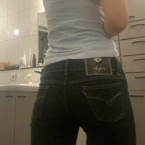 Lågmidjade jeans - De är inte lika mörk tvätt som på bilderna. Jätte skönt material, de är Lågmidjade och raka i benen🙏❤️