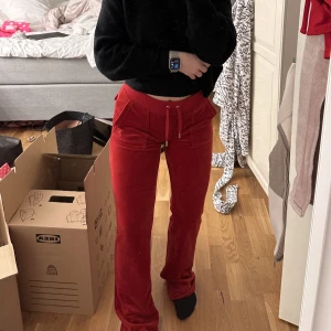 Juicy couture - Juicy couture byxor röda. Super snygga men fick två ju julkapp 
