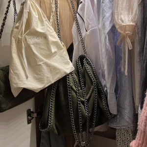 Stella McCartney väska  - Säljer stella McCartney likande väska då jag har en äkta. Vill få den sålt fort som möjligt(400kr)direktköp