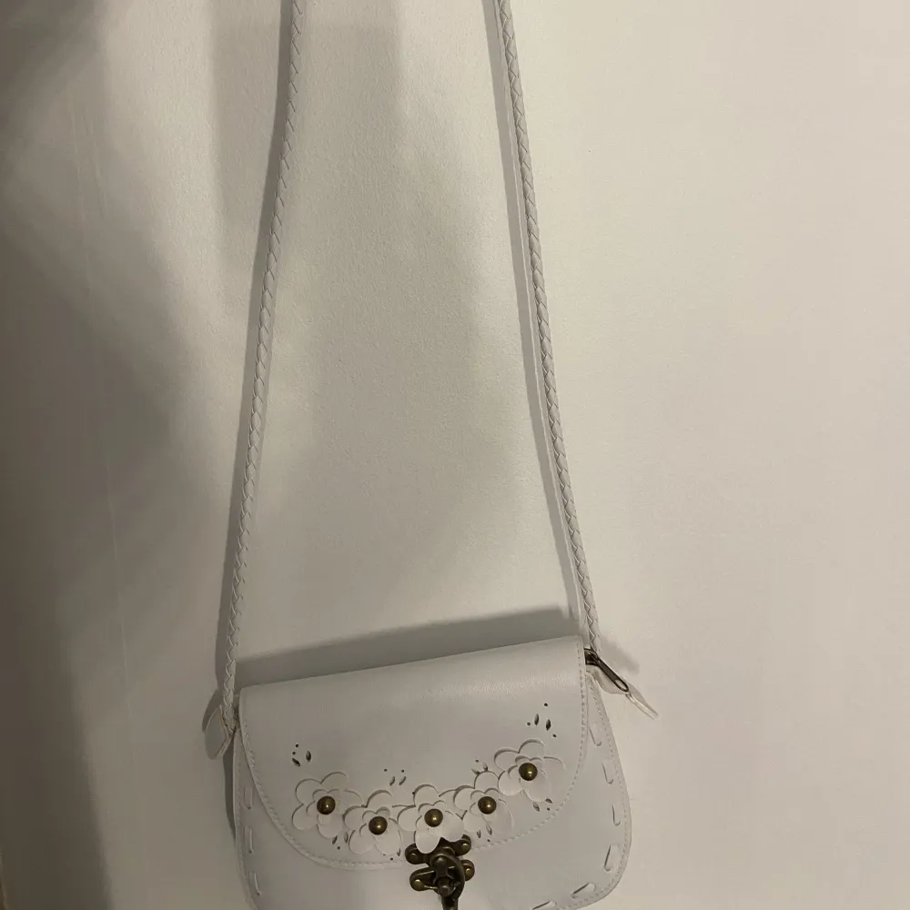 Jättefin vit väska med dragkedja. Jättefint och unikt sätt att stänga väskan. Väskor.
