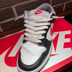 Nike dunk low university red-white storlek 41 - Hej säljer ett par dunk low university red-white storlek 41 kom med ett bra bud helst i Östersund 