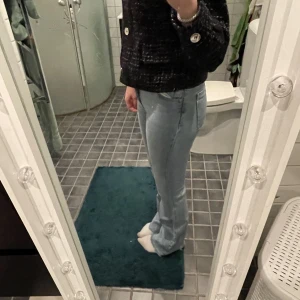 Zara jeans - Säljer dessa ljusblå supersnygga bootcut jeans i storlek 36 från zara då jag itne använde dom längre. Dom e helt utan defekter. Köpte för 350 säljer för 150. Kan mötas i Stockholm. Kom privat för fler bilder/frågor❤️