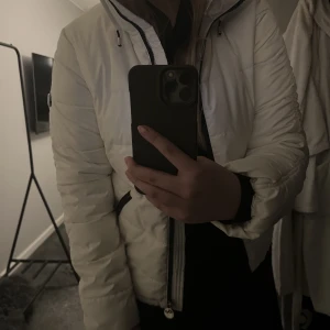 Röhnisch jacka  - Säljer min vita röhnisch jacka i storlek 38. Endast använd 1 vecka och går inte att få tag på länger. Perfekt att åka skidor i eller bara ha som en vinterjacka❣️ 200 kr + frakt!  Kram 