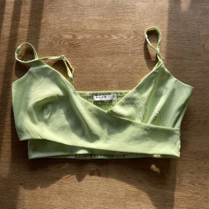Topp  - Oanvänd grön topp från NA-KD. den är väldigt skön!  