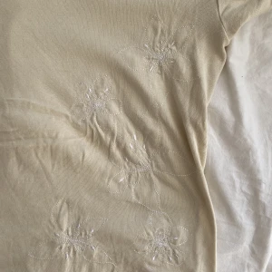 T-shirt  - Säljer denna beiga t-shirt med broderade blommor is storlek L. Om du har övriga frågor eller vill ha fler bilder är det bara att hmu! Betalning med swish och köparen står för frakten <3 