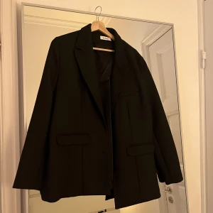 Rodebjer kavaj - Snygg svart kavaj från Rodebjer. Knappt använd så säljer därför vidare <3