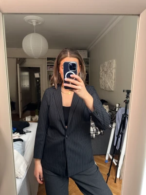 Blazer  - Blazer med kritstrecksränder Köpt secondhand men perfekt skick
