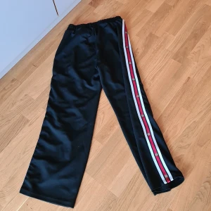 Byxor - 102 cm i byxlängd, resorlinning, mjuka och sköna, säljs för fel storlek och är i princip oanvända...