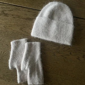 Alvii mössa+vantar - Mössa i en Beige färg från Alvii! Aldrig använda, så fina men har massa andra färger😍 finns ej kvar att köpa!  Lite mörkare beige än vad som visas på bilderna (dåligt ljus)  Sista bilden visar hur det sitter!!🙌🏻