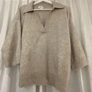 Tröja - Skitsnygg tröja från H&M med trekvarts armar. Säljer då den inte längre kommer till användning. Fint skick. 100kr+ frakt köpt direkt för 150kr+ frakt❤️