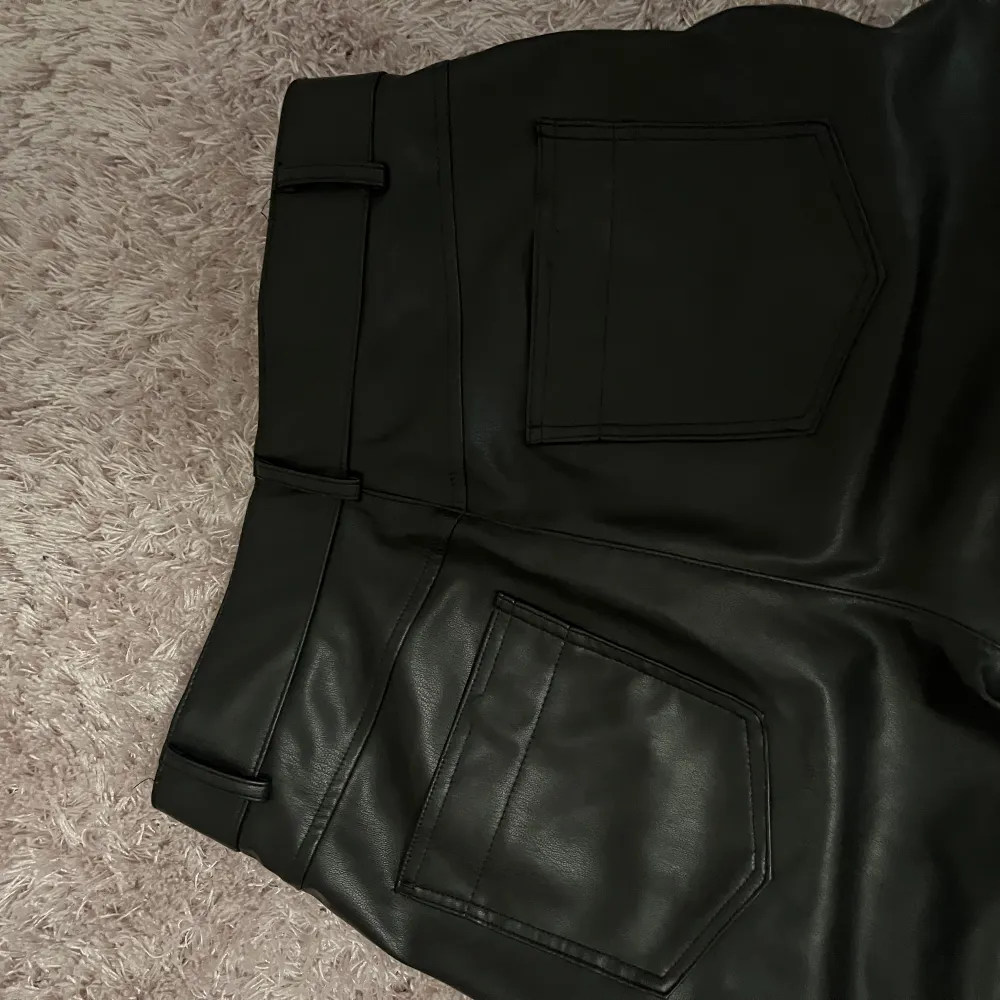 Jättefina ”läder” byxor från zara. De har slits med dragkedja så att man kan justera byxornas bootcut. Knappt använda och super sköna då de är stretchiga.. Jeans & Byxor.