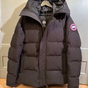 Canada goose jacka - Herrjacka från Canada goose i strl L. True to size. Köpt på NK i Stockholm, äkta. Kvitto finns. Sparsamt och varsamt använd.