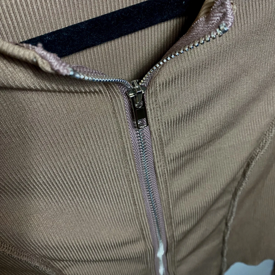 Beige/brun topp med dragkedja - 90