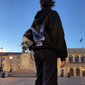 Svart hoodie med fjäril - säljer denna fina hoodie eftersom jag inte använder den längre.  vet ej vart den köptes ifrån men väldigt bra skick! 💓 den sitter oversized på mig som är 159