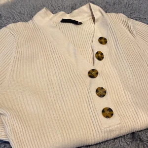 Tröja långärmad  - Super skön tröja av viskos i färgen beige. Använd få tal gånger. 