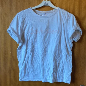 t-shirt - säljer denna Calvin Klein tröjan ifrån NK.  använder ej denna längre💓